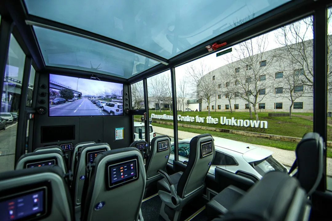 Sightseeing Bus — interior com lugares vazios