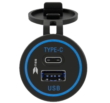 Tomada USB NSS embutida, vista frontal, com portas USB-A e USB-C e logótipo NSS